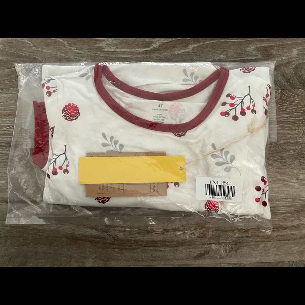 NIB KYTE BABY Holly Berry toddler pajamas